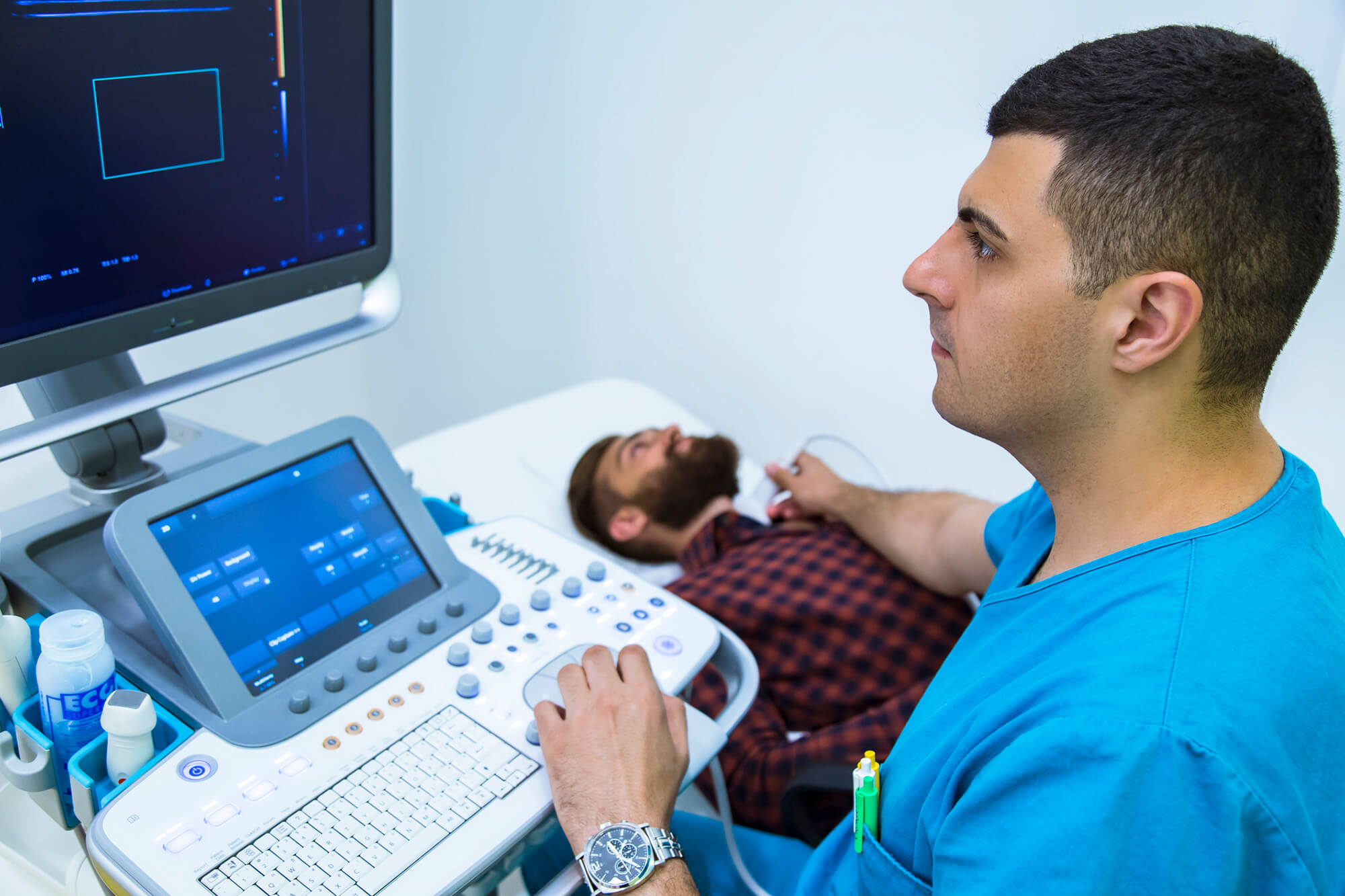 Checking thyroid gland by ultrasound